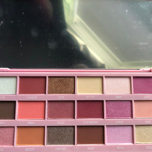 MUR Strawberrry Cheesecake Palette - Like New